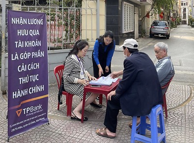 Đoàn cơ quan BHXH thành phố tích cực tư vấn, hướng dẫn người dân nhận lương hưu qua tài khoản ATM