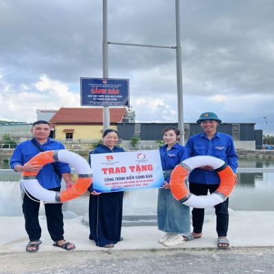 ĐOÀN XÃ AN HƯNG TRAO TẶNG CÔNG TRÌNH BIỂN CẢNH BÁO CHỐNG ĐUỐI NƯỚC, ĐỀ PHÒNG TAI NẠN GIAO THÔNG; TRANG BỊ PHAO CỨU SINH TẠI KHU VỰC AO, HỒ TIỀM ẨN NGUY CƠ ĐUỐI NƯỚC