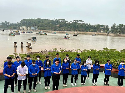 Đoàn trường THPT Đồ Sơn tổ chức cho học sinh đến thăm địa chỉ đỏ của thành phố - Bến tàu không số K15 - Đồ Sơn.
