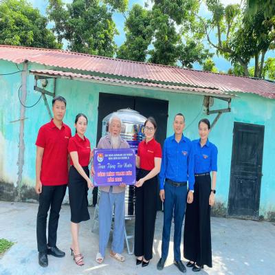 ĐOÀN THANH NIÊN PHƯỜNG KINH MÔN TẶNG QUÀ 2/9