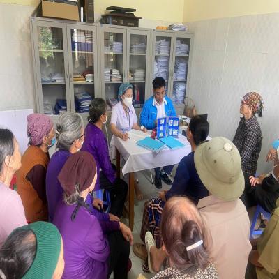 Đoàn thanh niên phường Hòa Bình hỗ trợ trạm y tế khám sức khỏe miễn phí cho người cao tuổi