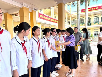 Liên đội THCS Lương Khánh Thiện: Tặng quà cho học sinh có hoàn cảnh khó khăn nhân dịp Tết Trung thu