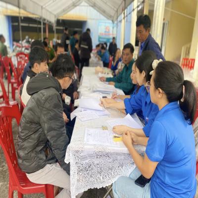 ĐOÀN VIÊN THANH NIÊN HỖ TRỢ KHÁM SƠ TUYỂN NGHĨA VỤ QUÂN SỰ XÃ AN QUANG