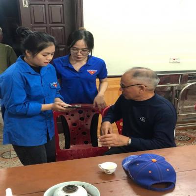Đoàn thanh niên phường Hòa Bình ra quân hỗ trợ đảng viên cao tuổi cài đặt sổ tay điện tử