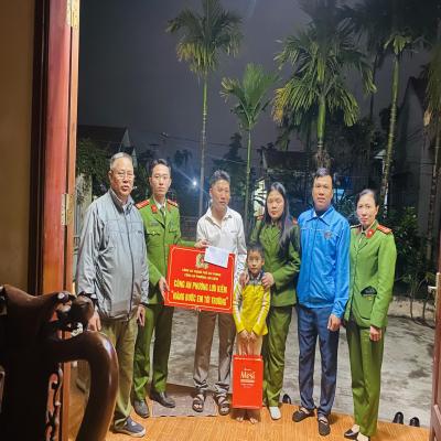 chương trình “ NÂNG BƯỚC EM ĐẾN TRƯỜNG”