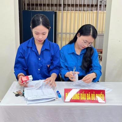 Thanh niên tích cực tham gia hỗ trợ tại các khu vực bỏ phiếu