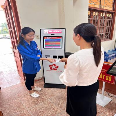 TUỔI TRẺ PHƯỜNG TRẦN LIỄU RA QUÂN HỖ TRỢ NGƯỜI DÂN THỰC HIỆN THỦ TỤC HÀNH CHÍNH