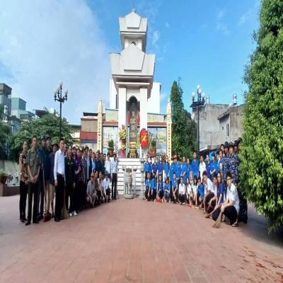 ĐOÀN TRƯỜNG PT.HERMANN GMEINER HẢI PHÒNG: THỰC HIỆN DỰ ÁN TÌNH NGUYỆN DỌN DẸP VỆ SINH TUYẾN ĐƯỜNG ĐÔNG HẢI VÀ NGHĨA TRANG LIỆT SĨ ĐÔNG HẢI