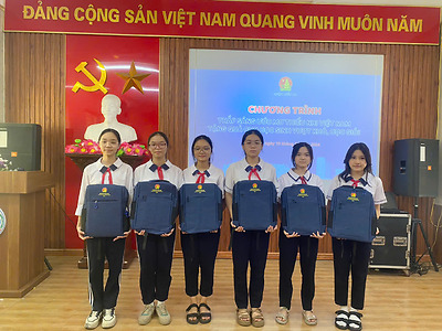 Quận Kiến An: Tặng quà cho đội viên, học sinh có hoàn cảnh khó khăn vươn lên trong học tập