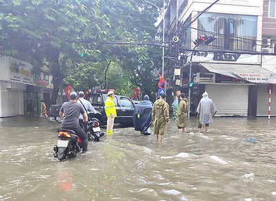 Tuổi trẻ Công an Hải Phòng hỗ trợ người dân khắc phục mưa lụt