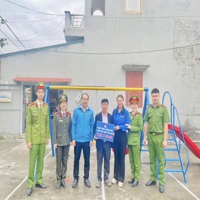 ĐOÀN XÃ TỨ KỲ TRAO TẶNG CÔNG TRÌNH THANH NIÊN KHU VUI CHƠI CHO TRẺ EM TẠI THÔN MẠC XÁ