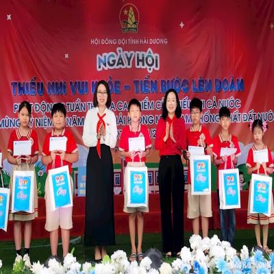 Gương mặt trẻ Việt Nam tiêu biểu Phùng Quang Trung trích tiền thưởng tặng quà cho học sinh khó khăn