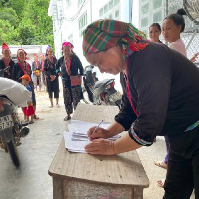 Thầy hiệu trưởng vùng cao chia hơn 21 tấn gạo cho học sinh trước ngày nghỉ hè