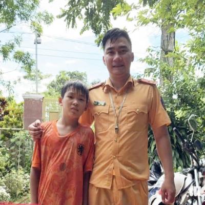 Thượng úy giao thông cứu bé trai giữa dòng nước lũ