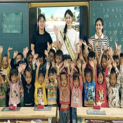 Hoa hậu Trái đất Việt Nam Trâm Anh tặng quà cho trẻ em Tây Bắc đầu năm học mới