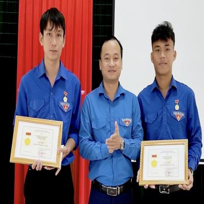 Hai thanh niên nghĩa hiệp nhảy xuống sông Kiến Giang cứu người nhận huy hiệu Tuổi trẻ dũng cảm