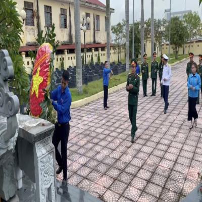 TUỔI TRẺ PHƯỜNG HỒNG AN DÂNG HƯƠNG, CHỈNH TRANG NGHĨA TRANG LIỆT SĨ