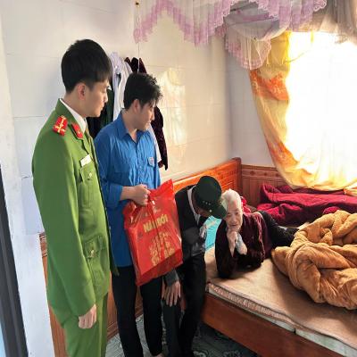 Đoàn Thanh niên xã vận động xã hội hóa tặng quà cựu TNXP 