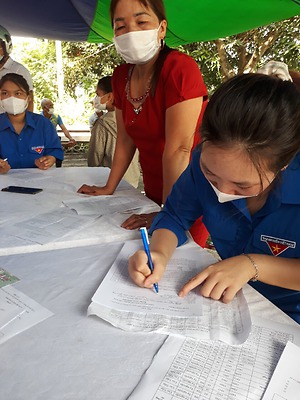 Cán bộ, ĐVTN huyện Kiến Thụy xung kích tình nguyện tổ chức đội hình hỗ trợ các Trạm y tế lưu động, Tổ chăm sóc cộng đồng tại các xã, thị trấn