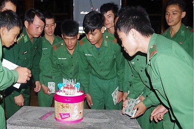 Đoàn thanh niên Bộ đội biên phòng tổ chức sinh nhật cho các thành viên trong CLB Lý luận trẻ