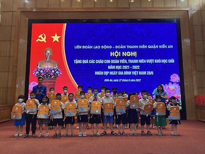 Tặng quà cho học sinh có hoàn cảnh khó khăn nhân dịp Ngày gia đình Việt Nam