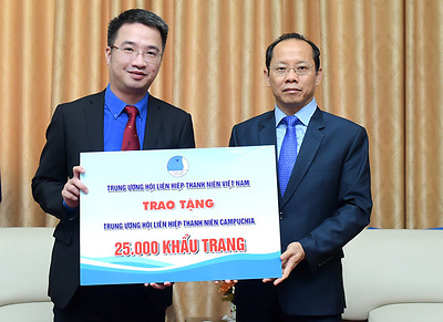 Trung ương Đoàn tặng 50.000 khẩu trang hỗ trợ thanh niên Campuchia, Lào