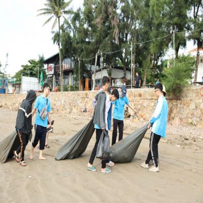 Đoàn Trường Đại học Quản lý và Công nghệ Hải Phòng ra quân Ngày Chủ nhật xanh 20/7/2025