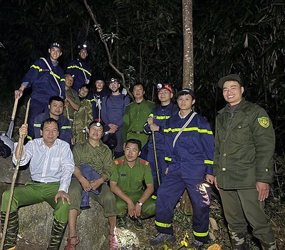 NGƯỜI TỐT VIỆC TỐT: Lào Cai: Công an thị xã Sa Pa xuyên đêm tìm kiếm du khách nước ngoài lạc trong rừng Vườn quốc gia Hoàng Liên