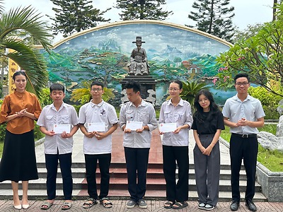 Huyện đoàn trao tặng học bổng cho học sinh lớp 12 trước kỳ thi tốt nghiệp THPT