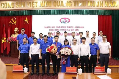 HAI ĐOÀN VIÊN ƯU TÚ LÀ THANH NIÊN CÔNG NHÂN ĐƯỢC KẾT NẠP ĐẢNG