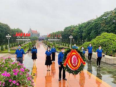 Ban Thường vụ Đoàn Khối Doanh nghiệp tổ chức trang trọng Lễ dâng hương tại Đài tưởng niệm các anh hùng liệt sỹ Thành phố Hải Phòng.