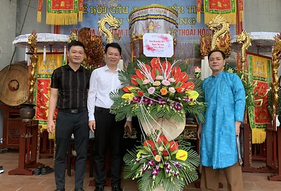 Quận đoàn - Hội LHTN Việt Nam quận Đồ Sơn tổ chức thăm hỏi, tặng quà Đền Vạn Ngang nhân dịp Lễ hội Cầu cơ Đền Vạn ngang