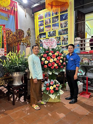 Quận đoàn - Hội LHTN Việt Nam quận thăm, tặng hoa chúc mừng Lễ hội Đền Vạn Ngang - Đồ Sơn