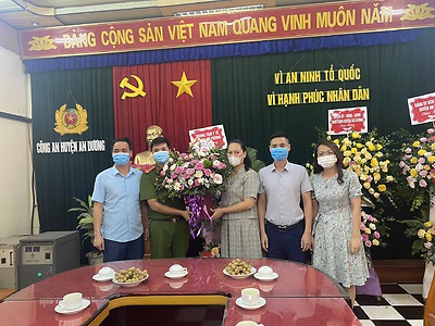 Huyện đoàn An Dương cùng Cụm khối kết nghĩa đường 203 tổ chức đến chúc mừng 2 đơn vị công an trong cụm khối: Công an huyện An Dương, Phòng Cảnh sát cơ động Thành phố.