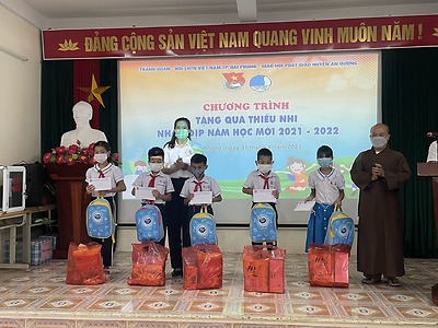 Tặng quà thiếu nhi con em thanh niên Phật tử có hoàn cảnh khó khăn trước thềm năm học 2021 - 2022