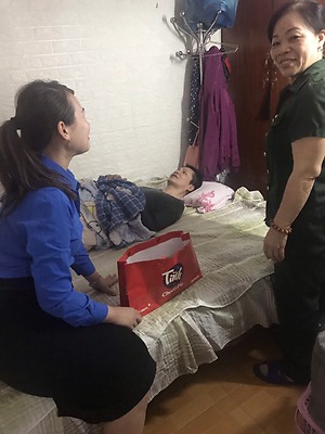 Quận đoàn - Hội LHTN Việt Nam quận Dương Kinh thăm, tặng quà hỗ trợ cho thanh niên khuyết tật trên địa bàn