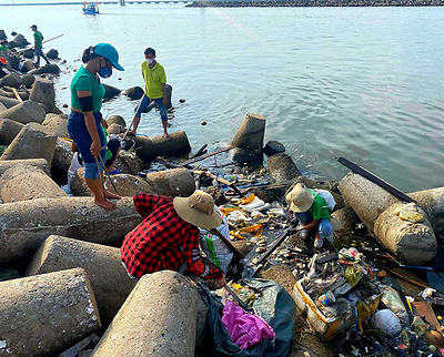 Thanh niên Phú Quốc gom hơn 4 tấn rác thải nhựa dọc bờ biển
