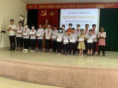Quận đoàn Đồ Sơn tặng quà cho thiếu nhi tiêu biểu trong Chương trình Thiếu nhi Việt Nam học tập tốt - Rèn luyện chăm