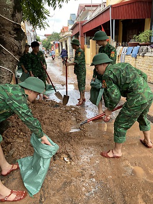 Quận đoàn Đồ Sơn: xung kích vệ sinh môi trường sau cơn bão số 3