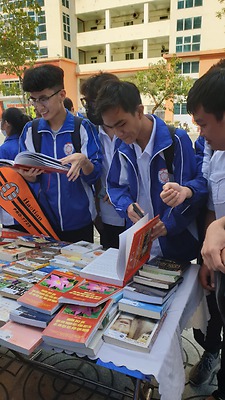 Đoàn thanh niên trường Đại học Hàng Hải tổ chức gian hàng trao đổi, thảo luận về các cuốn sách viết về Bác Hồ.