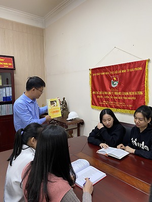 Đoàn thanh niên Công ty TNHH MTV Xi măng Vicem Hải Phòng thảo luận về các cuốn sách viết về Bác Hồ.