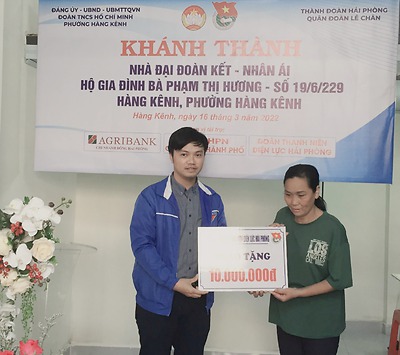 Đoàn Thanh niên Công ty TNHH MTV Điện lực Hải Phòng trao tặng kinh phí 10.000.000 đồng để xây dựng Nhà Nhân Ái cho hộ bà Phạm Thị Hương.