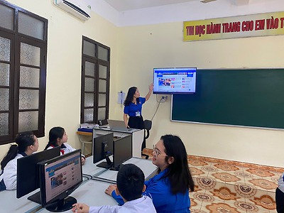 Triển khai đội hình tình nguyện hướng dẫn giáo viên, học sinh kỹ năng sử dụng máy tính, ứng dụng phần mềm, sử dụng mạng internet và mạng xã hội an toàn, hiệu quả. 