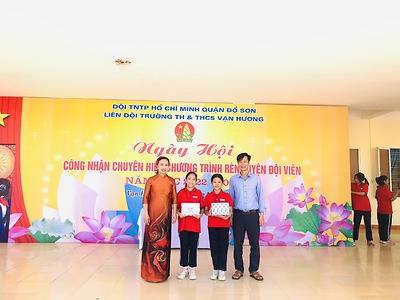 Liên đội trường Tiểu học và THCS Vạn Hương tổ chức chuyên đề cấp thành phố: Ngày hội công nhận chương trình Rèn luyện đội viên năm học 2022-2023