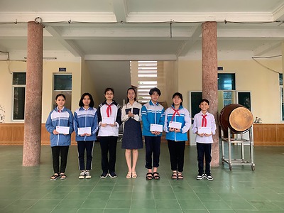 Tặng quà cho học sinh có hoàn cảnh khó khăn