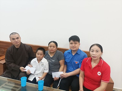 Quận đoàn Hải An phối hợp với Chùa Trung Hành - phường Đằng Lâm tổ chức thăm, tặng quà, hỗ trợ gia đình có hoàn cảnh khó khăn tại địa bàn phường