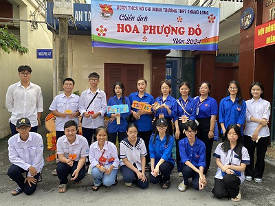 Đội tình nguyện Hoa phượng đỏ trường THPT Thăng Long tham gia hỗ trợ kỳ thi THPT Quốc gia năm 2024 tại điểm thi trường THPT Thăng Long