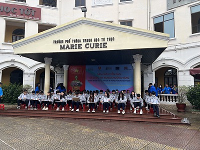 Đoàn trường THPT Marie Curie tổ chức chương trình Sân khấu diễn đàn và cuộc thi Rung chuông vàng tuyên truyền về di cư an toàn và phòng chống mua bán người