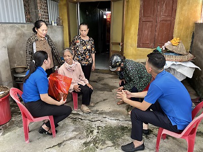 Huyện đoàn Tiên Lãng tặng quà Cựu Thanh niên xung phong nhân kỷ niệm 74 năm ngày Thanh niên xung phong