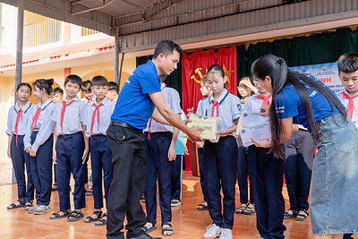 CHƯƠNG TRÌNH TẶNG QUÀ CHO HỌC SINH CÓ HOÀN CẢNH KHÓ KHĂN CHỊU ẢNH HƯỞNG CỦA BÃO SỐ 3; TUYÊN TRUYỀN, PHỔ BIẾN LUẬT AN NINH MẠNG VÀ CÁC THỦ ĐOẠN LỪA ĐẢO, CHIẾM ĐOẠT TÀI SẢN TRÊN KHÔNG GIAN MẠNG CHO ĐOÀN VIÊN, THANH THIẾU NHI